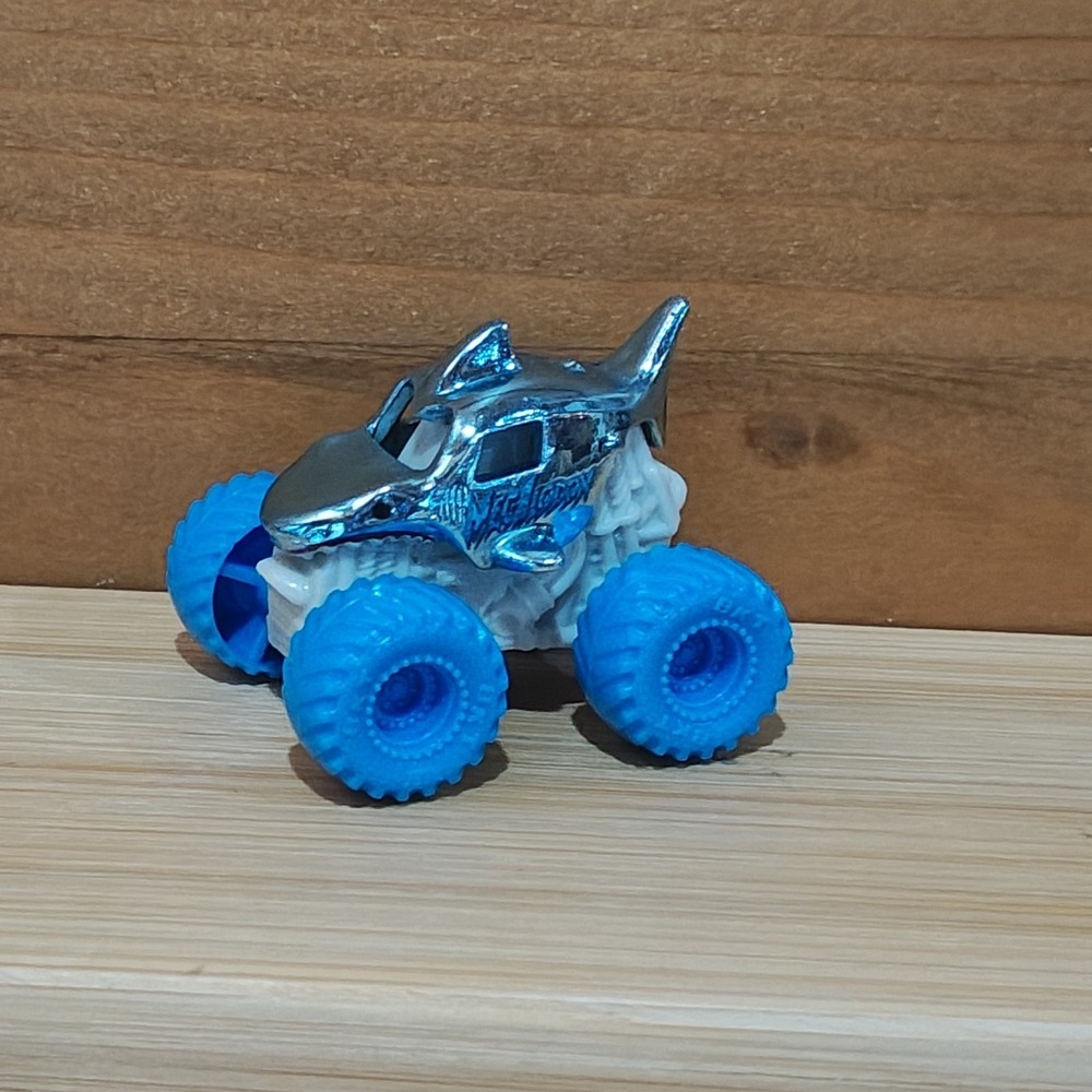 Monster Jam Mini Megalodon Chrome Blue Truck HTF Rare‎ 1/87 Series 8 2022